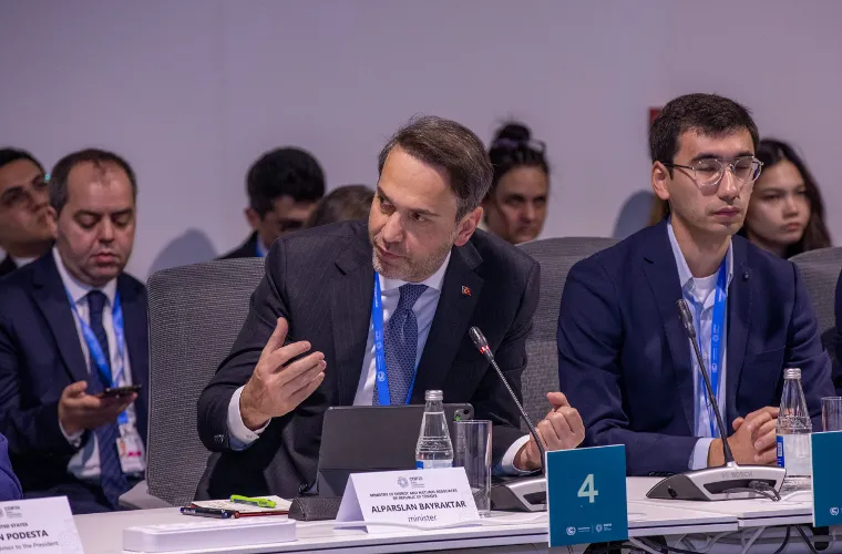 Bakan Bayraktar, COP29’da Türkiye’nin Enerji Dönüşümü Hedeflerini Anlattı