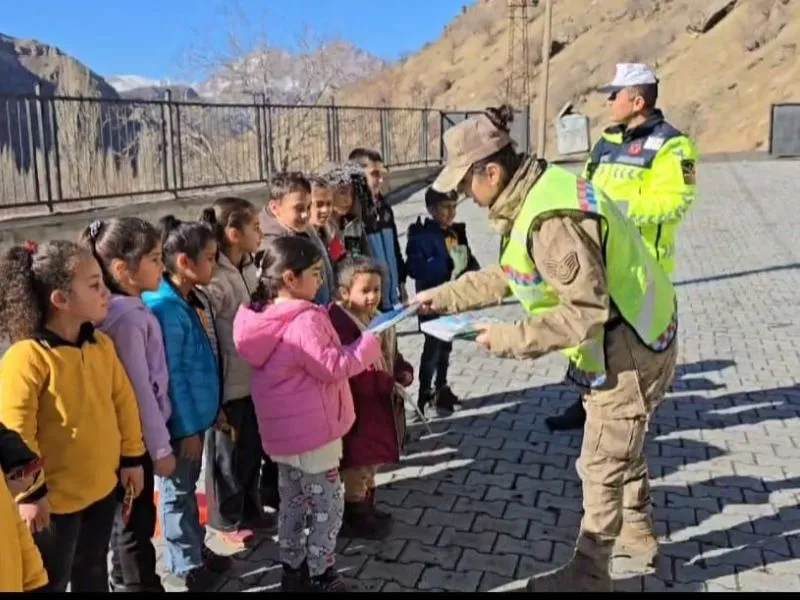Hakkari’de Jandarma Ekipleri Köydeki Öğrencilere Trafik Eğitimi Veriyor