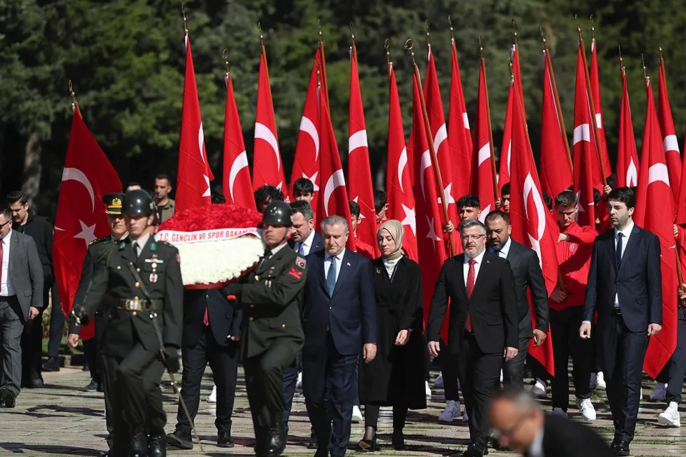 BAKAN DR. OSMAN AŞKIN BAK İLE BERABERİNDEKİ HEYET ANITKABİR