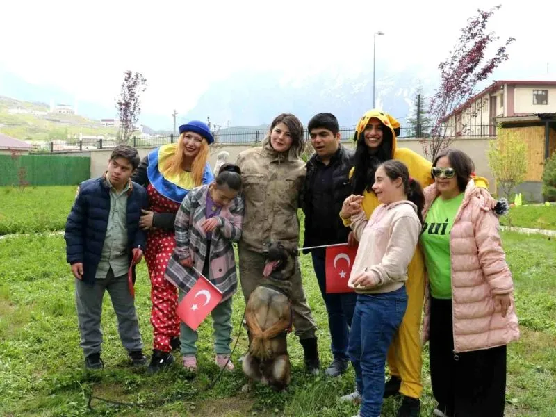 Hakkari İl Jandarma Komutanlığı Özel Eğitim Okulu Öğrencilerini Misafir Etti