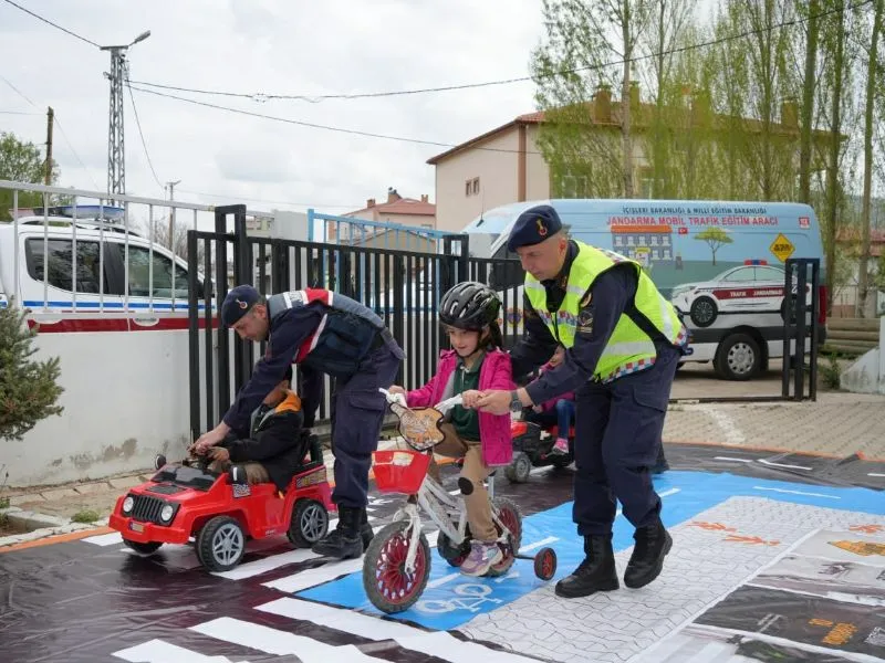  Jandarma Köy Okulu Miniklerine Trafik Eğitimi Verdi