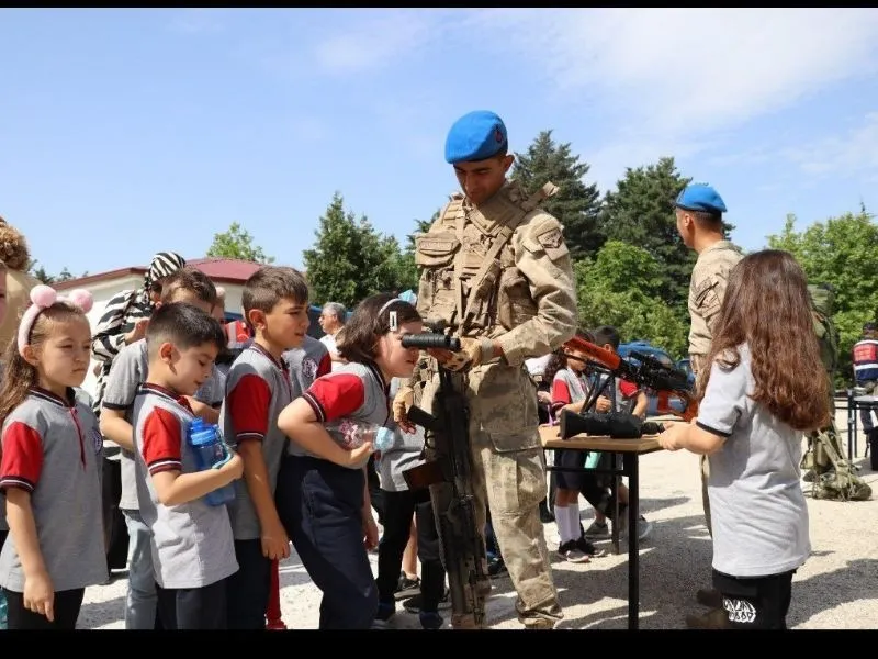  Minik Öğrenciler Jandarmanın Çalışmalarına Hayran Kaldı