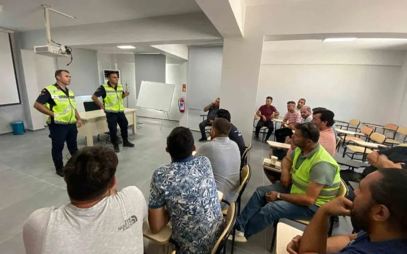 Trafik Jandarması Kamyon ve Çekici Şoförlerini Bilgilendirdi