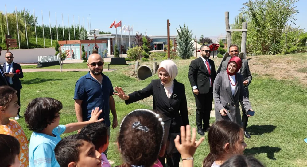 Bakanımız Mahinur Özdemir Göktaş Filistinli çocuklarla bir araya geldi
