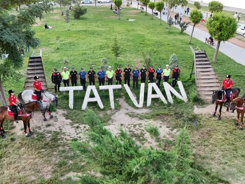 Atlı Birlikler Tatvan Sahilinde Devriye Attı
