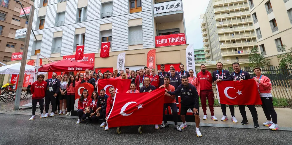 BAKAN BAK 30 AĞUSTOS ZAFER BAYRAMI’NI PARİS’TE KUTLADI