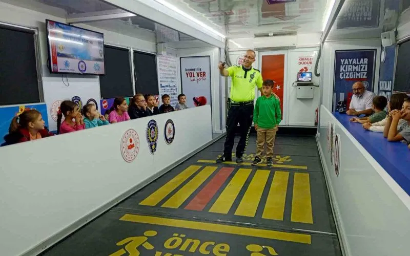  Mobil Trafik Tırı, Öğrencilere Trafik Eğitimi Verdi