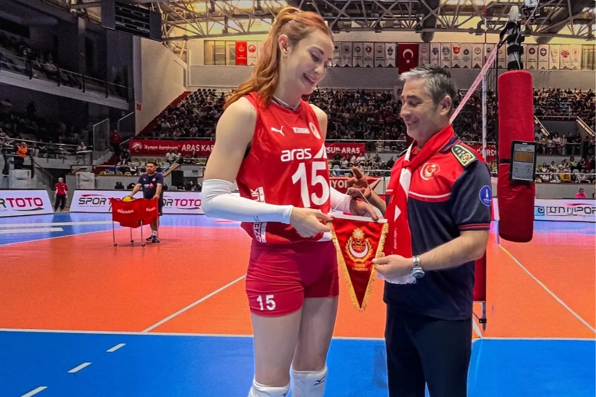 Voleybolun yıldızlarından İzmir İtfaiyesi’ne teşekkür