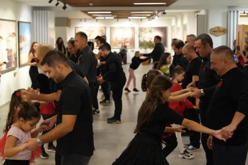 Eskişehir’de ilk dans! Kız çocukları babalarıyla dans etti