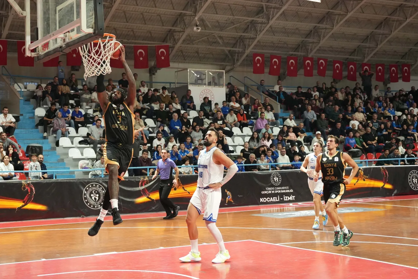 Konya Büyükşehir zirve takibini sürdürüyor