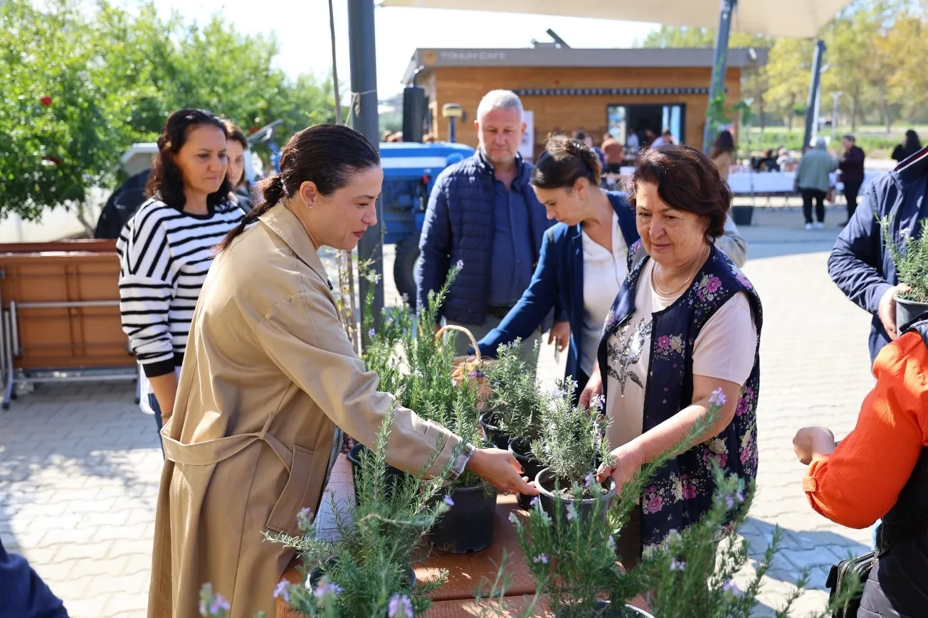 Başkan Sengel, kadın üreticilerle Efes Tarlası’nda buluştu