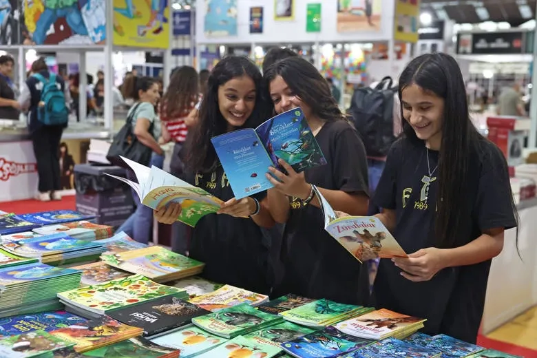 Antalya Kitap Fuarı’na öğrencilerden yoğun ilgi
