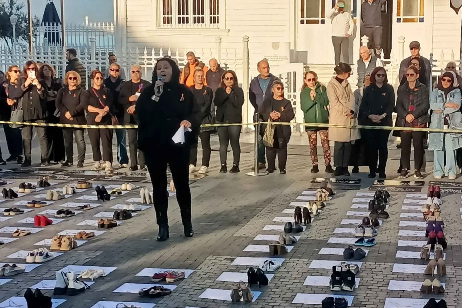 Mudanyalı kadınlar şiddete karşı 7 saat nöbet tuttu