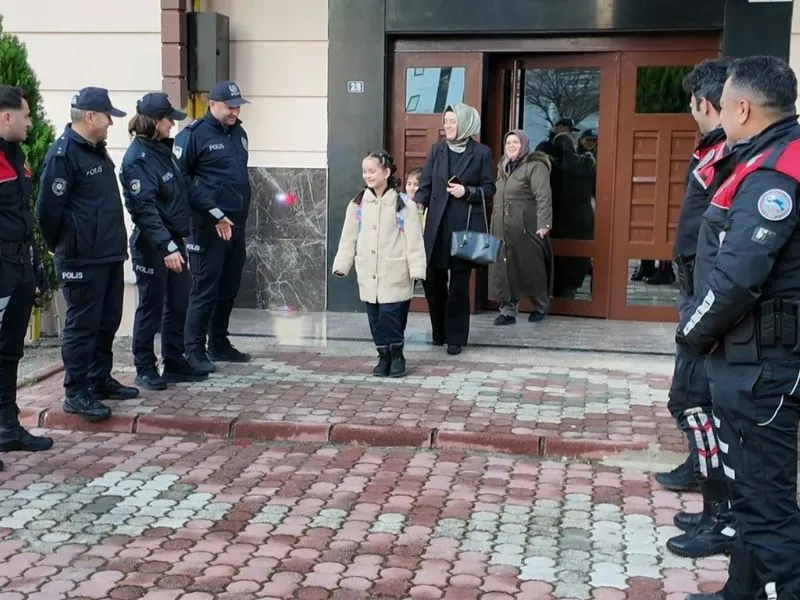 Bakanımız Sn. Ali Yerlikaya; Eğitim Öğretim Döneminin İlk Gününde Şehidimizin Kızı Okuluna Bırakıldı