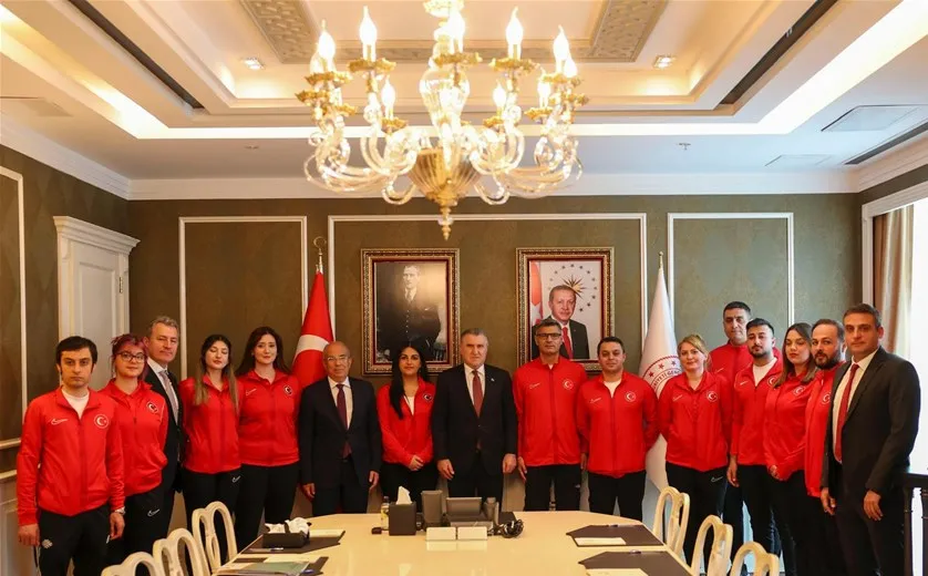BAKAN BAK ATICILIK MİLLİ TAKIMINI KABUL ETTİ