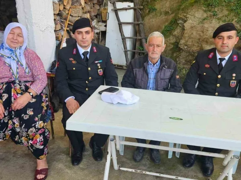 Aydın İl Jandarma Komutanlığı personeli, Köşk’te şehit ailesini ziyaret etti.