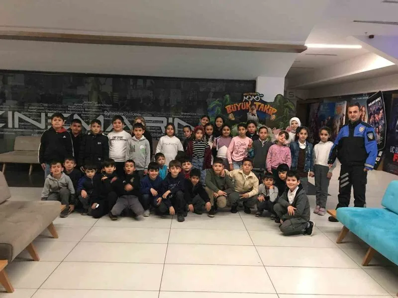 Çorlu Polisinden Öğrencilere Sinema Sürprizi