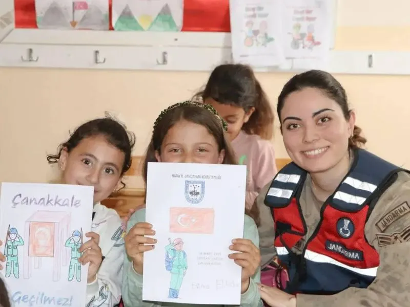 Hataylı Kız Öğrencilerin Jandarma Karikatürü Türkiye’ye Örnek Gösterildi