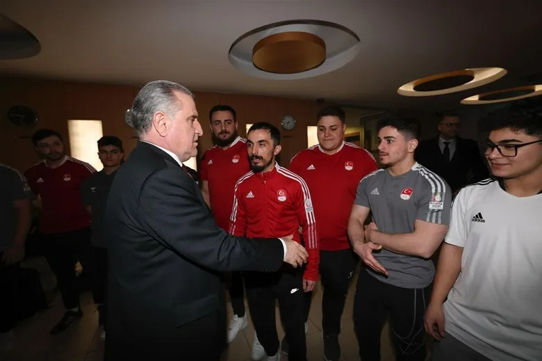 MİLLİ SPORCULARLA İFTARDA BİR ARAYA GELDİ