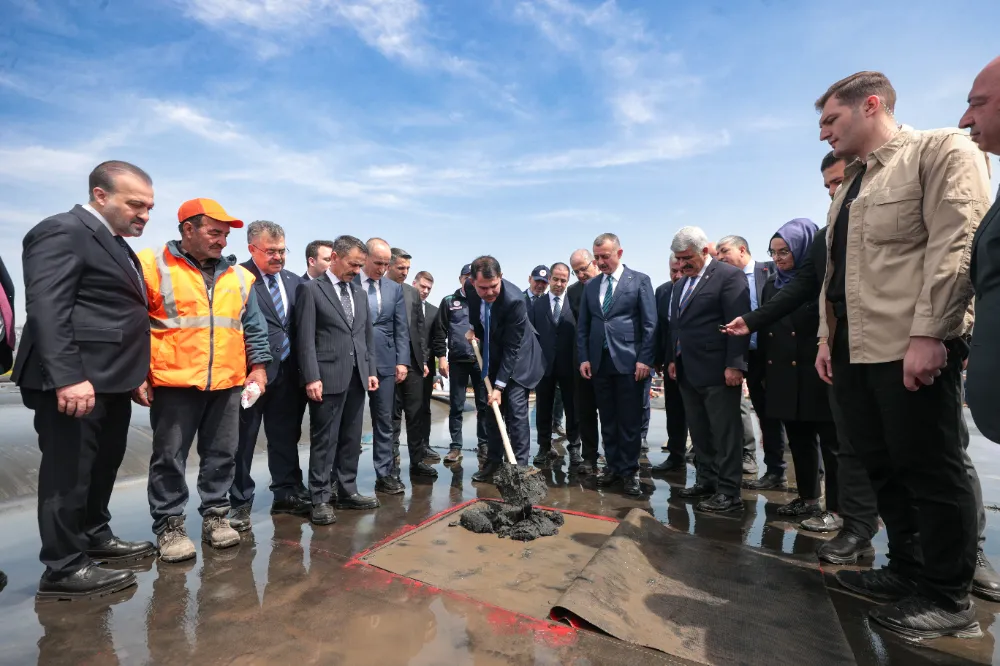 BAKAN KURUM, İZMİT KÖRFEZİ DİP ÇAMURU TEMİZLİĞİ PROJE ALANINDA İNCELEME YAPTI