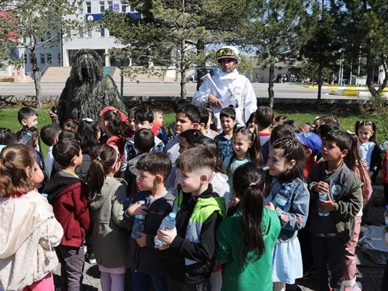 Sivas Jandarma Komutanlığı Kapılarını Çocuklar İçin Açtı
